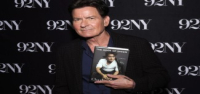 Charlie Sheen habla de su camino hacia la sobriedad antes del lanzamiento de sus memorias, 'El libro de Sheen'