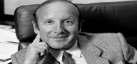 El creador de estrellas Clive Davis fue homenajeado en un funeral al que asistieron Bruce Springsteen, Dionne Warwick y otros.
