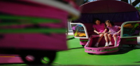 Girando y bajando, los asistentes a las ferias de Minnesota se deleitan con la clásica atracción Tilt-A-Whirl al cumplir 100 años.