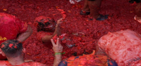 La épica batalla de comida de La Tomatina atrajo a extranjeros que tiñeron de rojo un pequeño pueblo español.