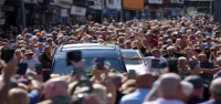 Fans de Bonnie Tyler llenan las calles de pueblo galés para su funeral