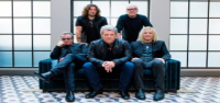 Bon Jovi se lanza de gira. La banda anuncia su primera gira desde la cirugía de cuerdas vocales de Jon Bon Jovi. Bon Jovi se lanza de gira. La banda anuncia su primera gira desde la cirugía de cuerdas vocales de Jon Bon Jovi.