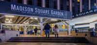Un hombre muere al caer desde una altura considerable durante un concierto de rock en el Madison Square Garden.