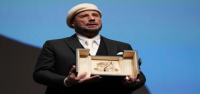 John Travolta sorprende al recibir la Palma de Oro honorífica en el Festival de Cine de Cannes.