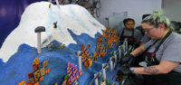 La Paz celebra con un pastel gigante que imita a su icónico nevado