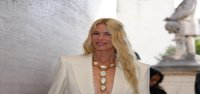 En la Semana de la Moda de París, Chloé apuesta por las estrellas, la lencería y el encaje en un mercado de lujo más competitivo.