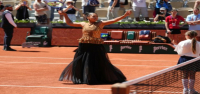 El vestido dorado de lentejuelas de Naomi Osaka en el Abierto de Francia le recuerda a la Torre Eiffel de noche.