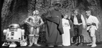 El sable de luz de Luke Skywalker de "El Imperio Contraataca" con la mano cercenada adjunta se subastó por 3,75 millones de dólares.
