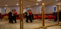 Un salón de baile en Buenos Aires garantiza sesiones de tango con parejas profesionales