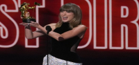 Taylor Swift se convierte en la artista más premiada en la historia de los MTV VMAs y dedica el máximo galardón a Dolly Parton.