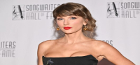 Taylor Swift se convierte en la mujer más joven en ingresar al Salón de la Fama de los Compositores a los 36 años.