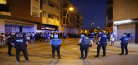 La policía detiene a 8 personas tras enfrentamientos antimigrantes en una ciudad española
