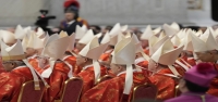 Antes de ritual secreto de votación, piden a cardenales que elijan un papa que busque unidad