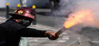 Manifestantes bolivianos aliados con el expresidente Morales se enfrentan a la policía mientras se extienden los disturbios.