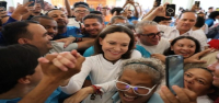 Regresa opositora María Corina Machado a Venezuela en medio de dudas sobre democracia en el país