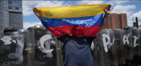 Estudiantes protestan en Venezuela tras la muerte de un preso político y su madre.