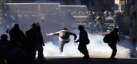 Estallan enfrentamientos en Bolivia cuando mineros detonan dinamita y la policía dispara gases lacrimógenos.