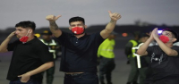Venezuela libera a estadounidenses encarcelados en acuerdo que libera a migrantes deportados a El Salvador por EE. UU.