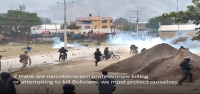 Manifestantes y policías se enfrentan en Bolivia después de que el presidente firmara una ley que permite una represión más severa.