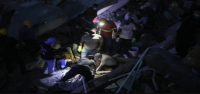 Colombia busca a desaparecidos tras un fuerte terremoto que mató a más de 100 personas