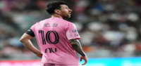 León vence a Inter Miami 3-2 con dos goles de Arcila; Messi regresa tras el fallecimiento de su padre.