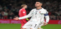 Ronaldo se arriesga a una sanción en el Mundial tras la tarjeta roja por propinar un codazo a un defensa irlandés en un partido de clasificación.