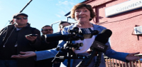 La senadora Susan Collins pide que se retire un anuncio de radio que ataca al demócrata Troy Jackson, calificándolo de "bicho raro".