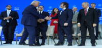 Estados Unidos otorgará préstamos de hasta 7 mil millones de dólares para ayudar a Milei, aliada de Trump, a explotar el petróleo y los minerales de Argentina.
