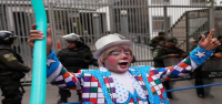 Payasos salen a las calles de Bolivia para protestar contra un decreto que podría arruinar sus medios de subsistencia.