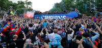 750.000 personas salen a las calles para celebrar el título de liga del Barcelona.