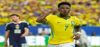 Vinícius Júnior anota dos goles y Brasil vence a Escocia por 3-0 para ganar su grupo en el Mundial.