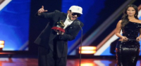 Bad Bunny gana el premio al álbum del año en los Latin Grammys 2025, culminando una noche electrizante.