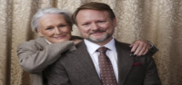 Rian Johnson lleva a Glenn Close a la iglesia en 'Despierta, hombre muerto: Un misterio entre navajas y espadas'