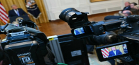 ¿Emitir o no emitir? Las cadenas de televisión del país luchan por encontrar el equilibrio adecuado para el discurso de Trump.