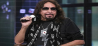 El guitarrista de Kiss, Ace Frehley, falleció a causa de las heridas sufridas en la caída.