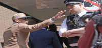 El cantante Chris Brown se declara culpable del ataque con botella en una discoteca de Londres.