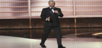 El presentador de los Emmy, Nate Bargatze, se burla de la industria de la televisión y no logra acortar sus discursos con un chiste.