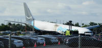 Investigadores federales indagan sobre el aparatoso accidente en pista del avión de carga de Amazon que dejó 5 muertos en Miami.