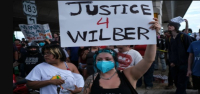 Candidato a concejal de una ciudad de Texas que protestó por el tiroteo de ICE enfrenta cargos por "participación en disturbios".