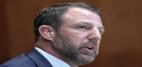 Los demócratas critican duramente al secretario de Seguridad Nacional, Markwayne Mullin, en una acalorada audiencia en el Senado.