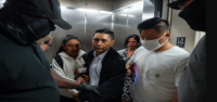 Un juez prohíbe las detenciones por motivos de inmigración en los tribunales estadounidenses, lo que supone un revés para Trump.