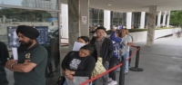 Un día ante un centro de detención en Los Ángeles muestra el golpe de las redadas de ICE en familias