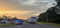 Un hombre que huía de agentes de inmigración en Florida fue atropellado y murió por un camión, según informó la policía.
