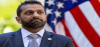 Tres exmiembros del FBI demandan a Patel, alegando que cedió a la “campaña de represalias” de Trump