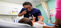 Los recortes de Trump a Medicaid dejan a los refugiados y otros inmigrantes legales sin cobertura médica.