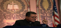 Sacerdote católico que criticó la represión migratoria de Trump nombrado obispo de Virginia Occidental