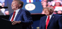 Trump fue interrumpido por manifestantes mientras luchaba por conseguir el apoyo de los votantes texanos para Paxton en la contienda por el Senado de Estados Unidos.