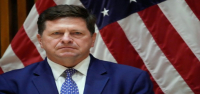 Trump retrasa la nominación de Clayton para director de inteligencia para intentar presionar al Congreso sobre el proyecto de ley de identificación de votantes.