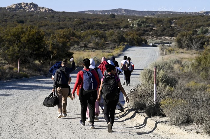 Inmigrantes caminan