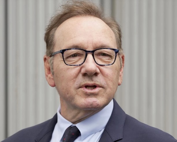 Elton respalda Elon